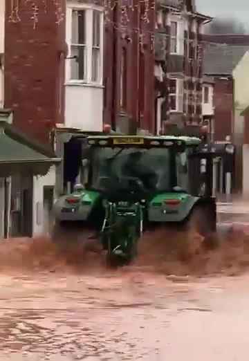 Tempesta Bert fa straripare i fiumi, città sommerse video shock