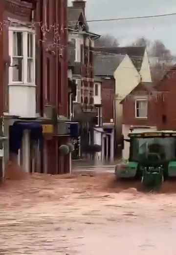 Tempesta Bert fa straripare i fiumi, città sommerse video shock