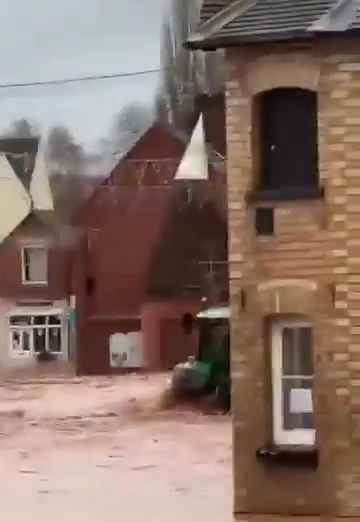 Tempesta Bert fa straripare i fiumi, città sommerse video shock