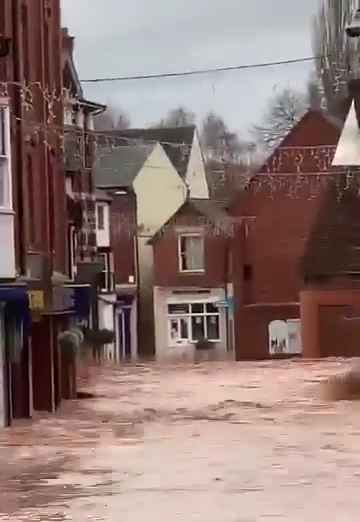 Tempesta Bert fa straripare i fiumi, città sommerse video shock