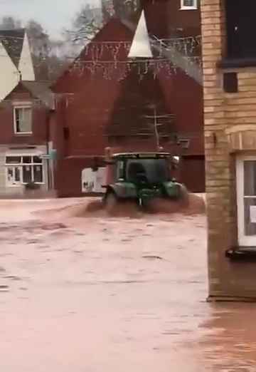 Tempesta Bert fa straripare i fiumi, città sommerse video shock