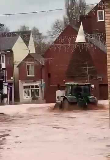 Tempesta Bert fa straripare i fiumi, città sommerse video shock