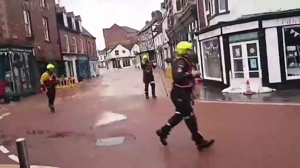 Tempesta Bert fa straripare i fiumi, città sommerse video shock