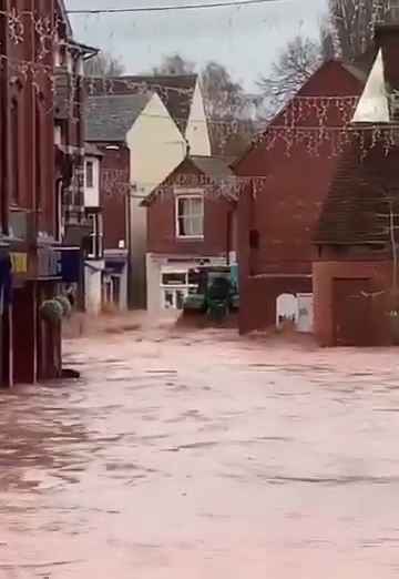 Tempesta Bert fa straripare i fiumi, città sommerse video shock