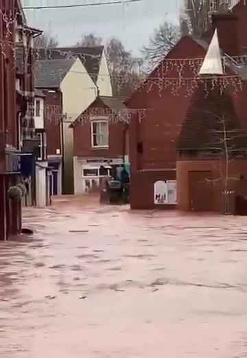 Tempesta Bert fa straripare i fiumi, città sommerse video shock