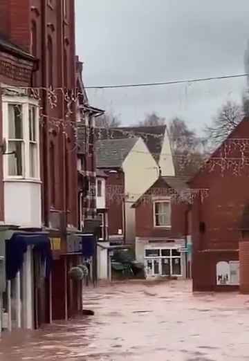 Tempesta Bert fa straripare i fiumi, città sommerse video shock