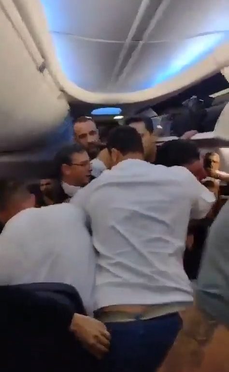 Il tente d'ouvrir la porte de secours de l'avion, les passagers le bloquent de force