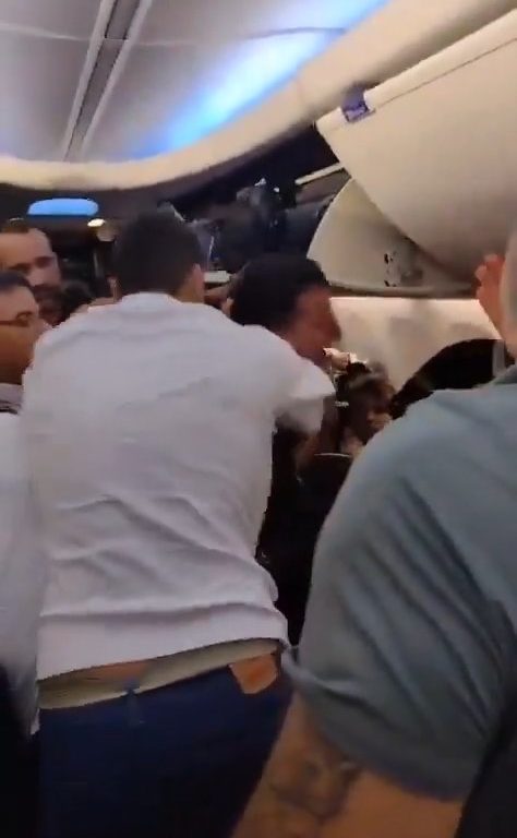 Il tente d'ouvrir la porte de secours de l'avion, les passagers le bloquent de force