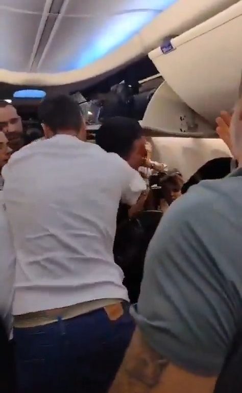 Il tente d'ouvrir la porte de secours de l'avion, les passagers le bloquent de force