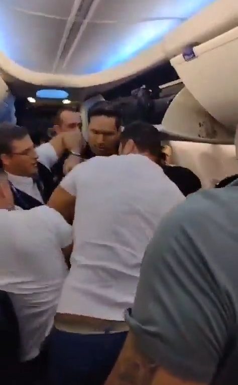 Il tente d'ouvrir la porte de secours de l'avion, les passagers le bloquent de force