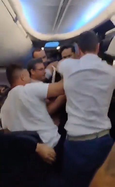 Il tente d'ouvrir la porte de secours de l'avion, les passagers le bloquent de force