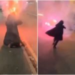 Terror in Bimingham, verkleidet als Darth Vader, schießt eine Panzerfaust voller Feuerwerkskörper ab