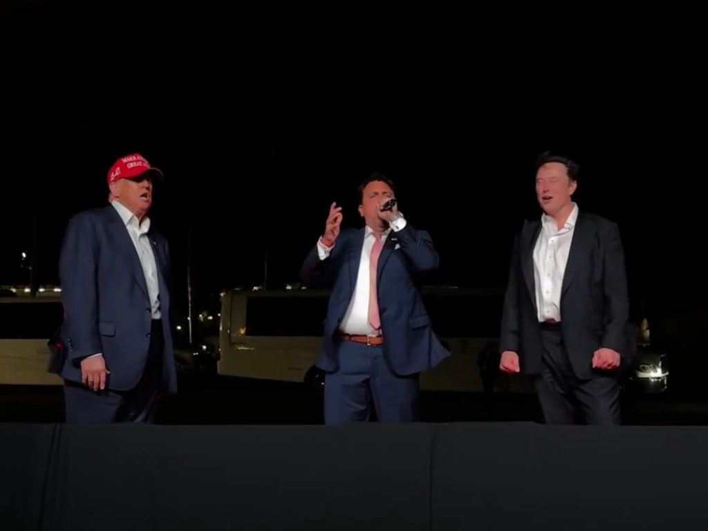 Trump canta "God bless America" con Musk ma Elon fa una gaffe imperdonabile