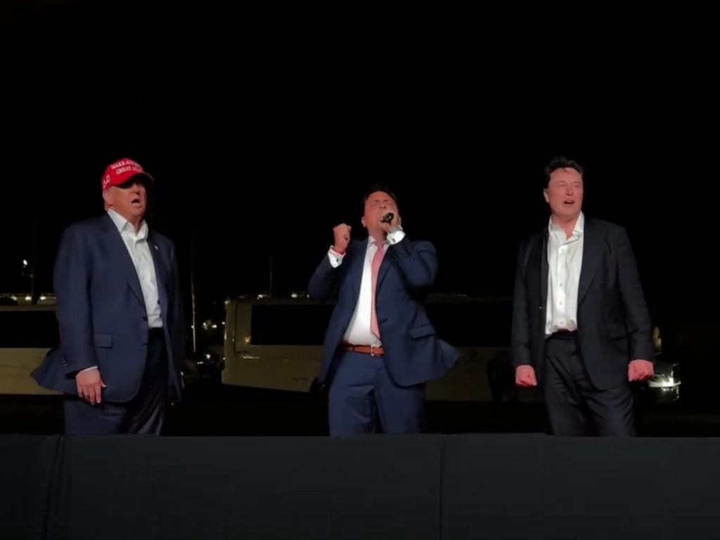 Trump canta "God bless America" con Musk ma Elon fa una gaffe imperdonabile