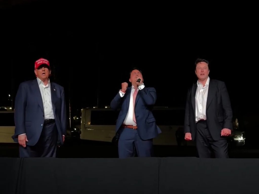 Trump canta "God bless America" con Musk ma Elon fa una gaffe imperdonabile