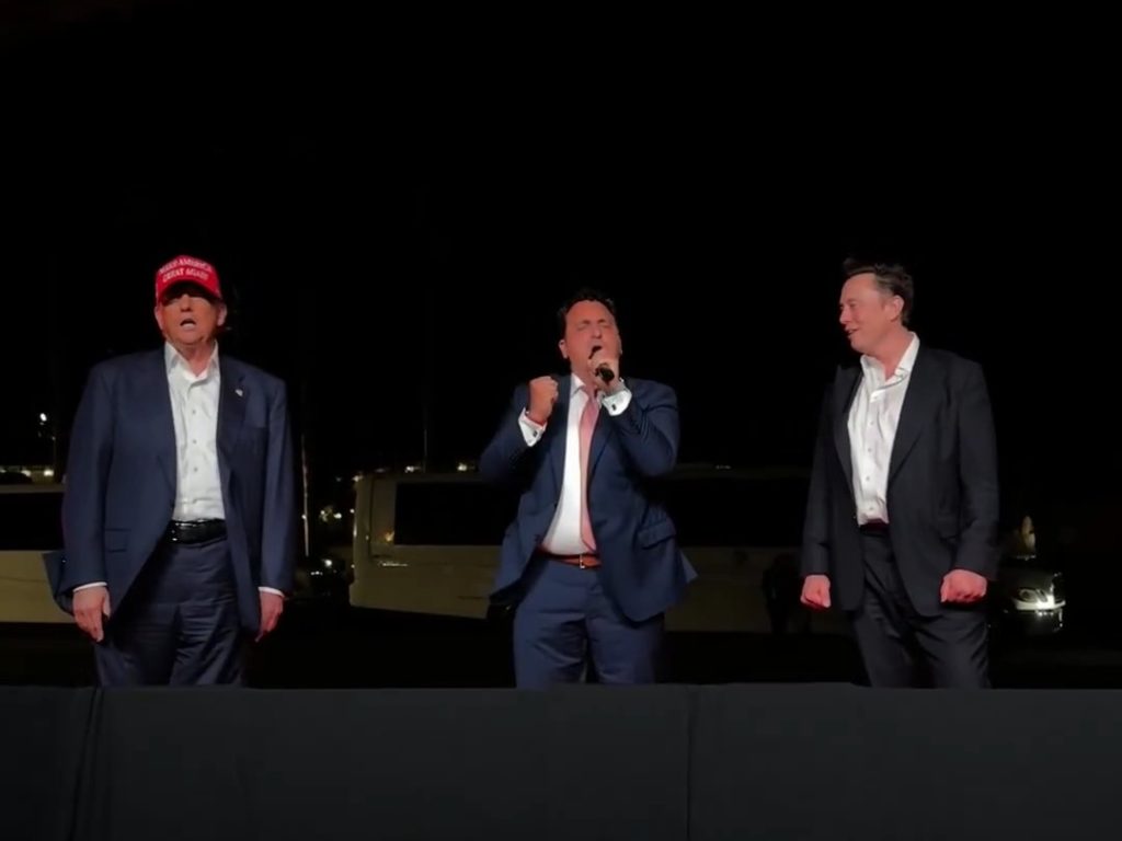 Trump canta "God bless America" con Musk ma Elon fa una gaffe imperdonabile