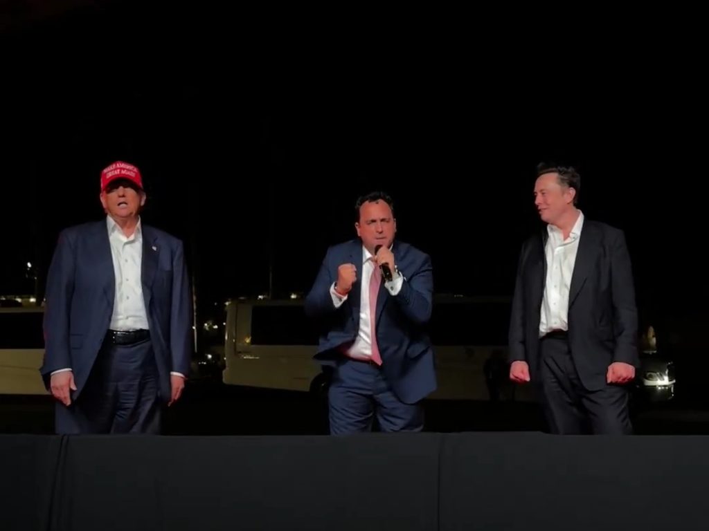 Trump canta "God bless America" con Musk ma Elon fa una gaffe imperdonabile