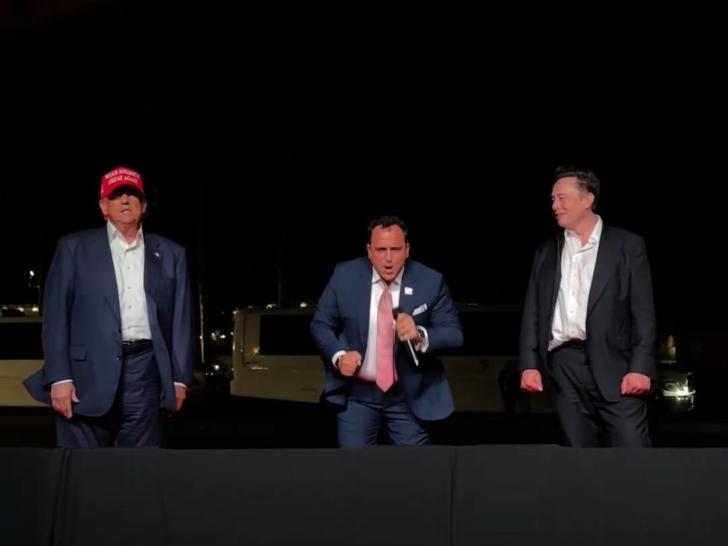 Trump canta "God bless America" con Musk ma Elon fa una gaffe imperdonabile