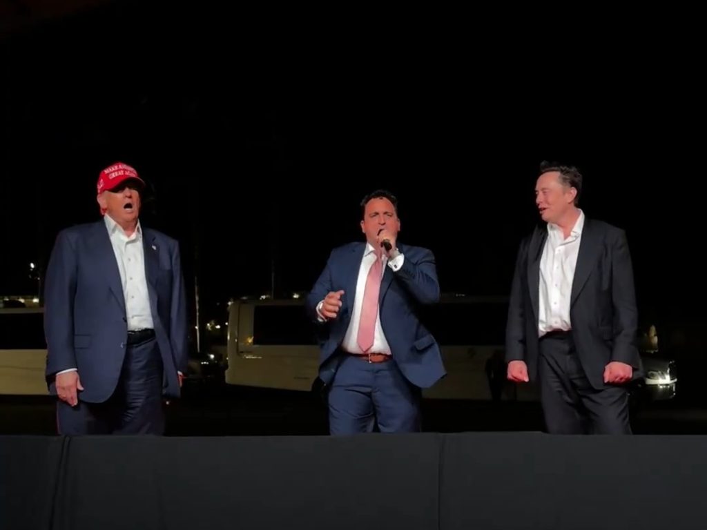 Trump canta "God bless America" con Musk ma Elon fa una gaffe imperdonabile