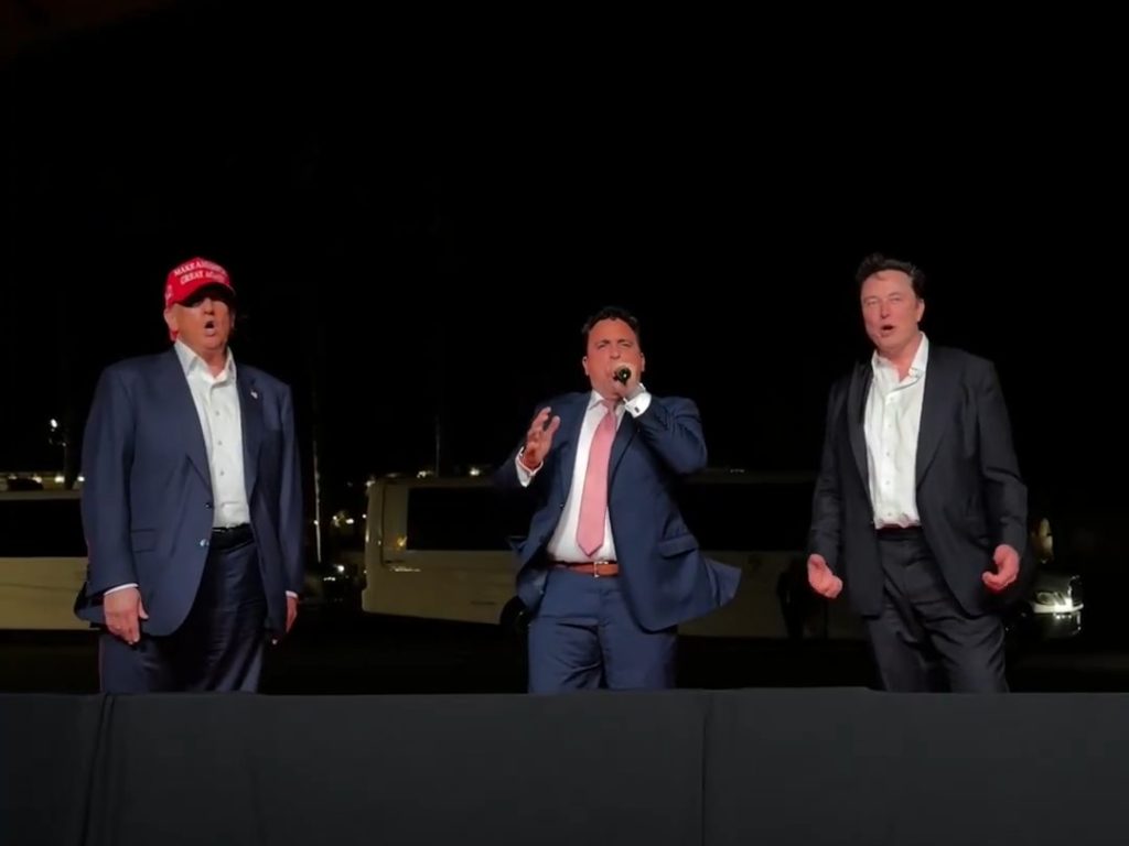 Trump canta "God bless America" con Musk ma Elon fa una gaffe imperdonabile