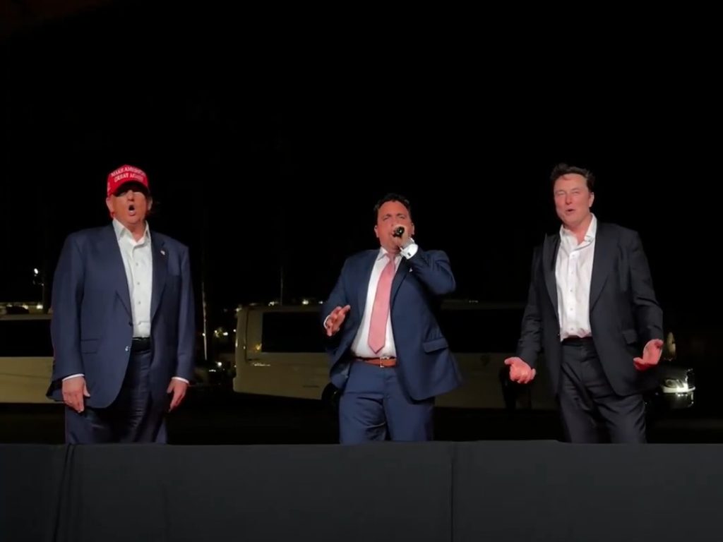 Trump canta "God bless America" con Musk ma Elon fa una gaffe imperdonabile