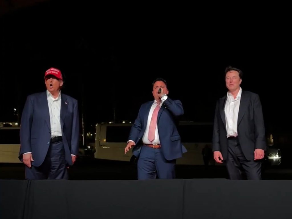 Trump canta "God bless America" con Musk ma Elon fa una gaffe imperdonabile