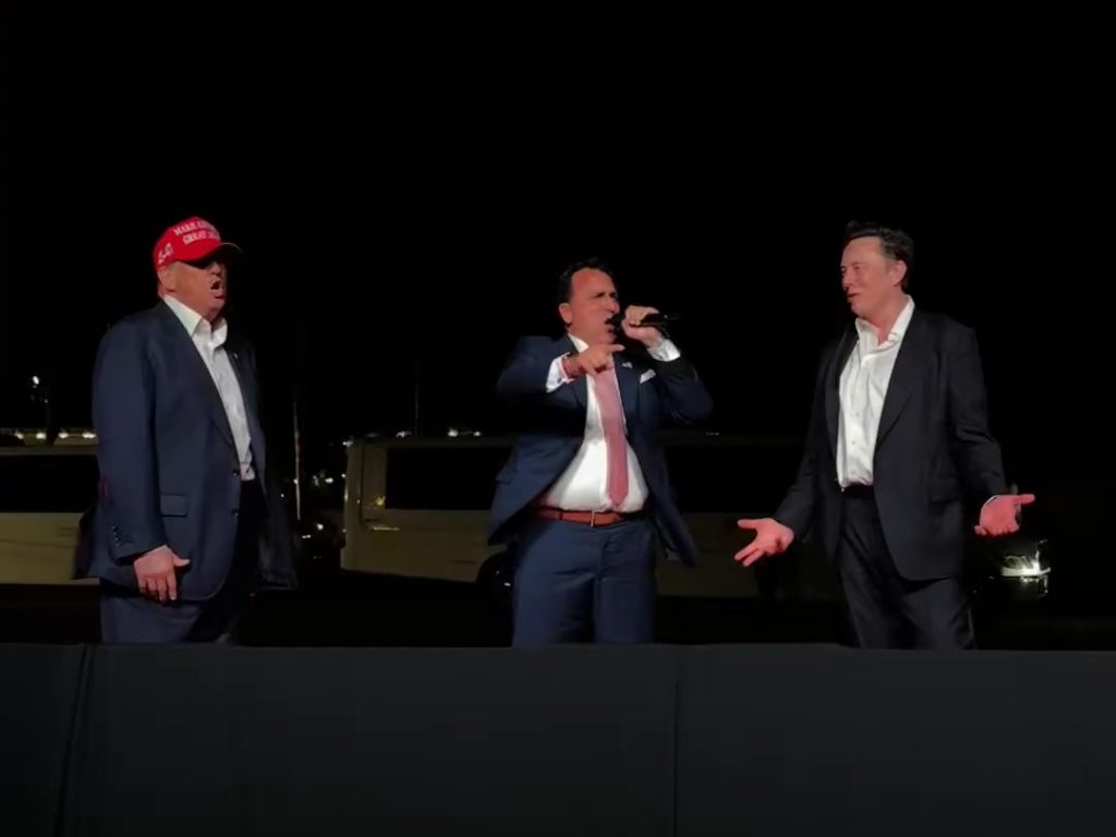 Trump canta "God bless America" con Musk ma Elon fa una gaffe imperdonabile