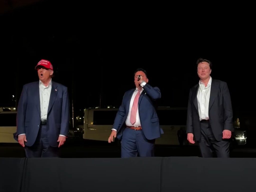 Trump canta "God bless America" con Musk ma Elon fa una gaffe imperdonabile