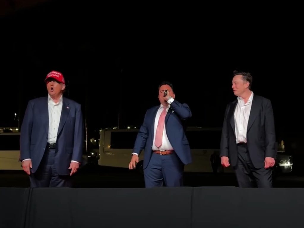 Trump canta "God bless America" con Musk ma Elon fa una gaffe imperdonabile