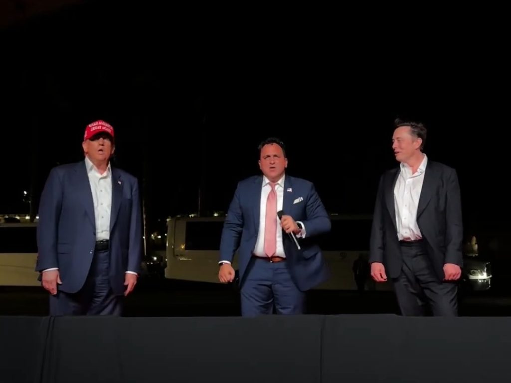 Trump canta "God bless America" con Musk ma Elon fa una gaffe imperdonabile