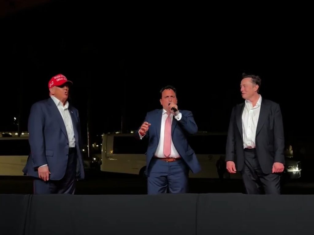 Trump canta "God bless America" con Musk ma Elon fa una gaffe imperdonabile