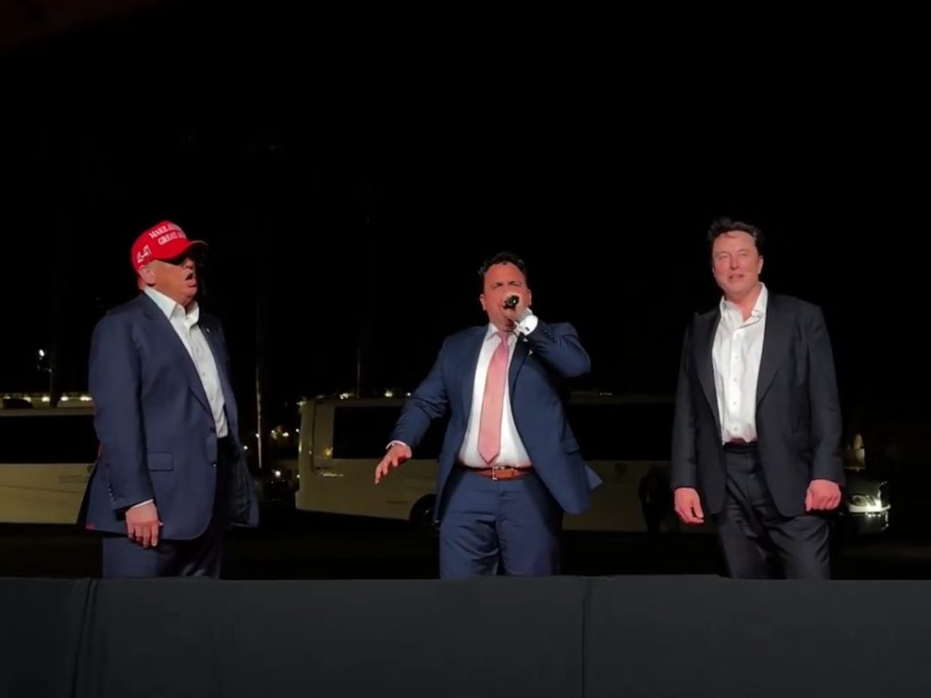 Trump canta "God bless America" con Musk ma Elon fa una gaffe imperdonabile