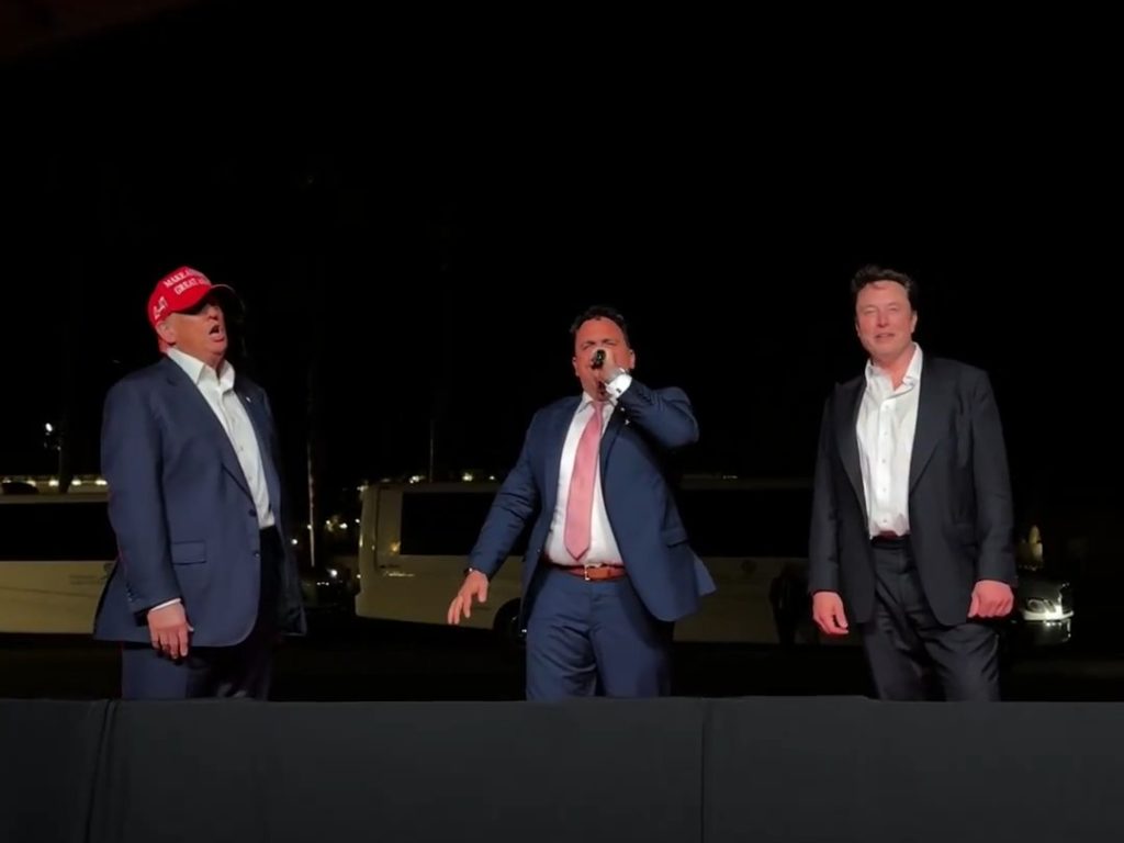 Trump canta "God bless America" con Musk ma Elon fa una gaffe imperdonabile