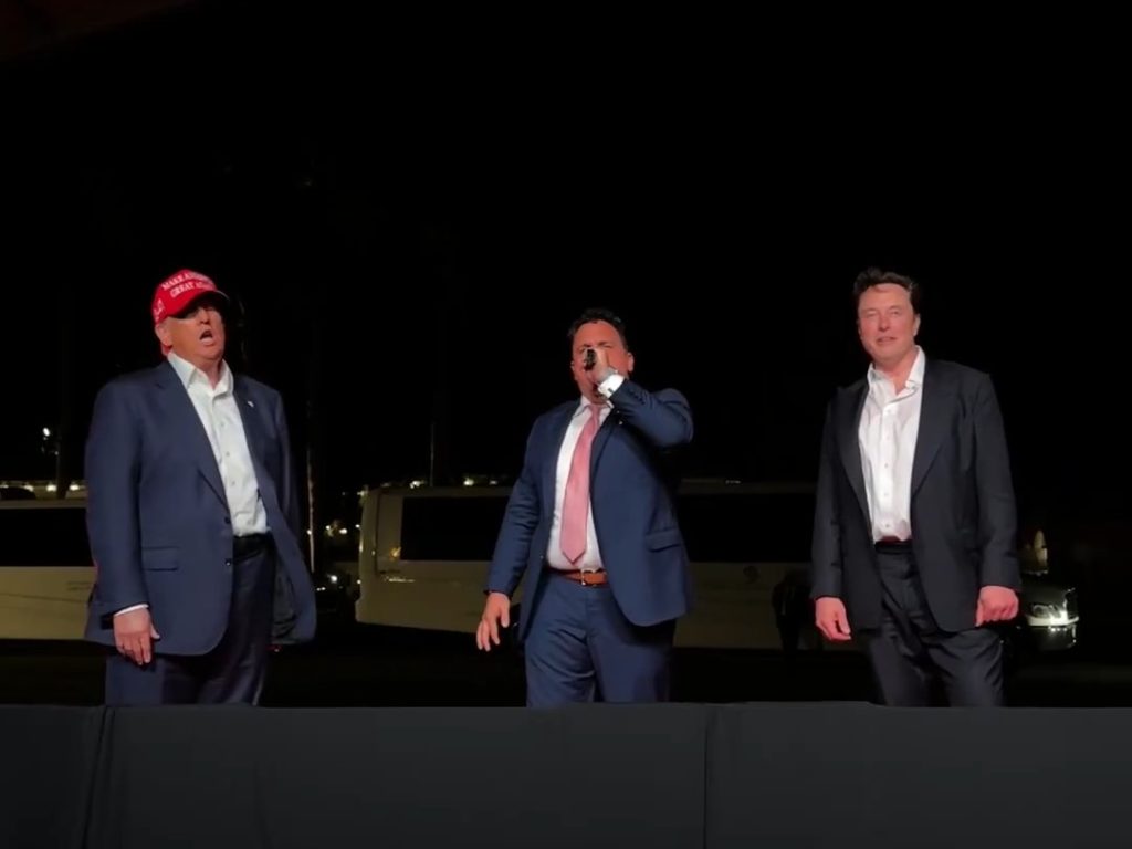 Trump canta "God bless America" con Musk ma Elon fa una gaffe imperdonabile