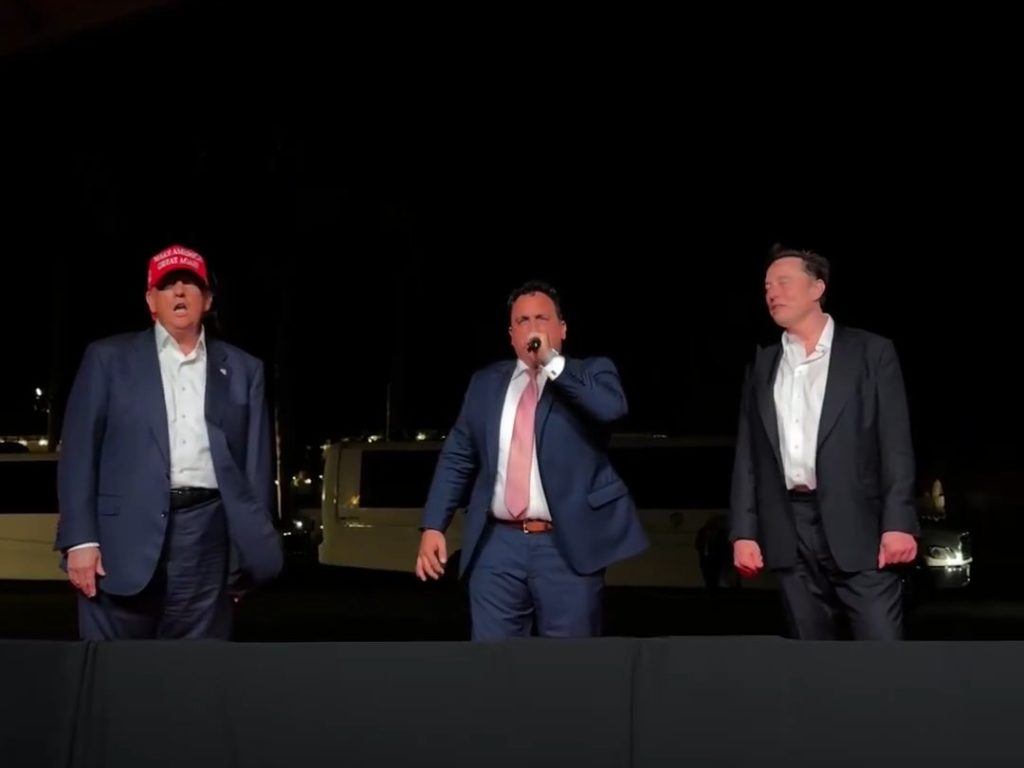 Trump canta "God bless America" con Musk ma Elon fa una gaffe imperdonabile