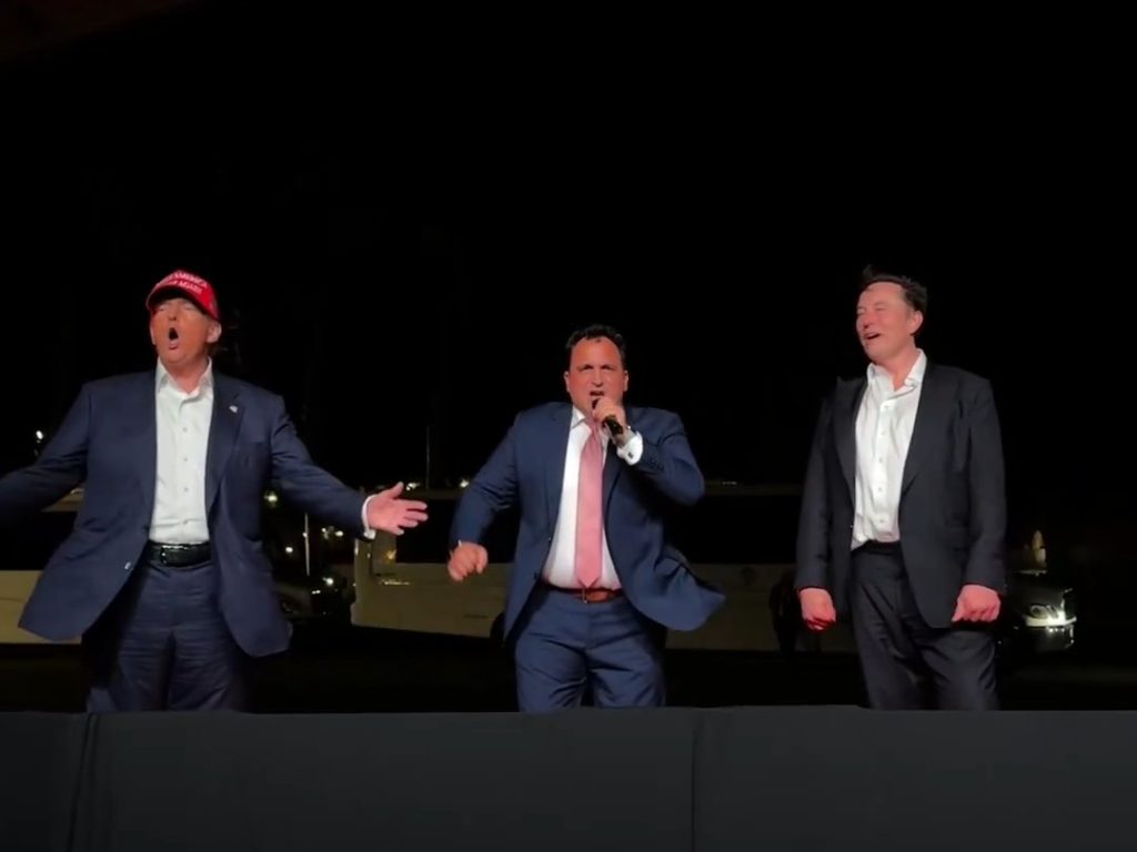 Trump canta "God bless America" con Musk ma Elon fa una gaffe imperdonabile