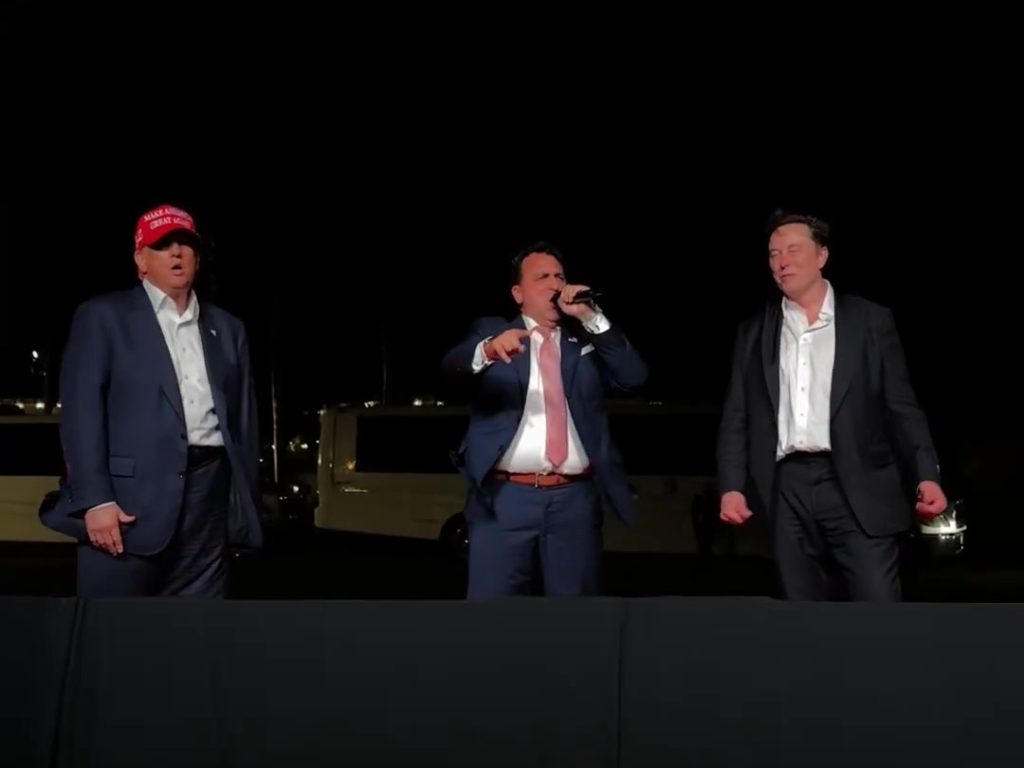 Trump canta "God bless America" con Musk ma Elon fa una gaffe imperdonabile