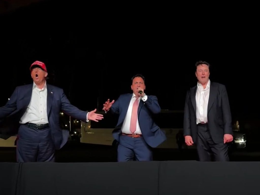 Trump canta "God bless America" con Musk ma Elon fa una gaffe imperdonabile