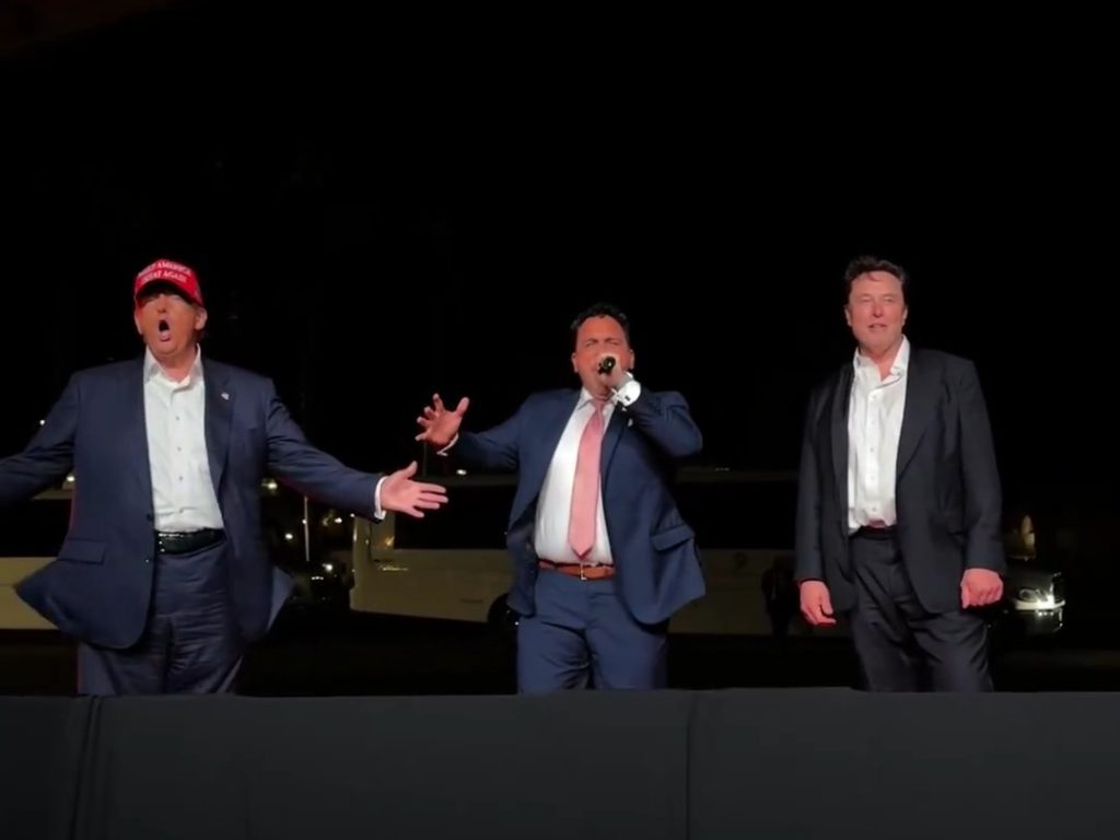 Trump canta "God bless America" con Musk ma Elon fa una gaffe imperdonabile