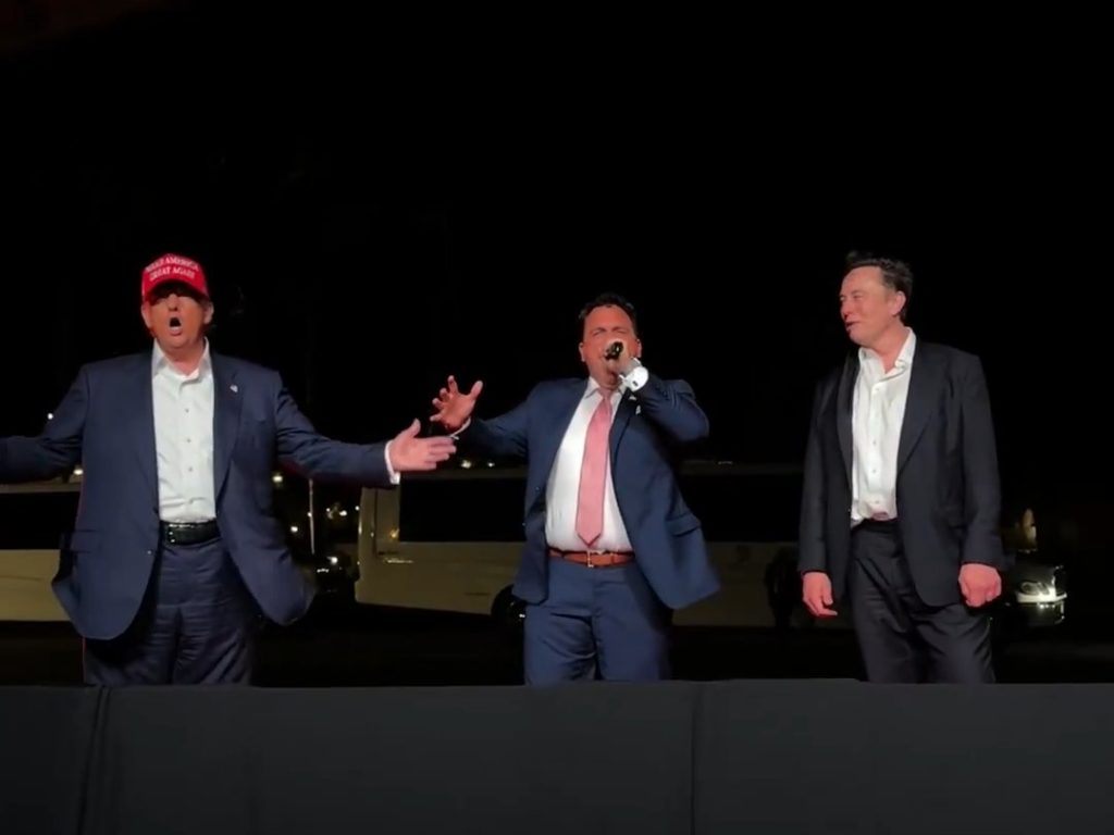 Trump canta "God bless America" con Musk ma Elon fa una gaffe imperdonabile