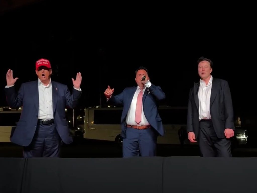 Trump canta "God bless America" con Musk ma Elon fa una gaffe imperdonabile