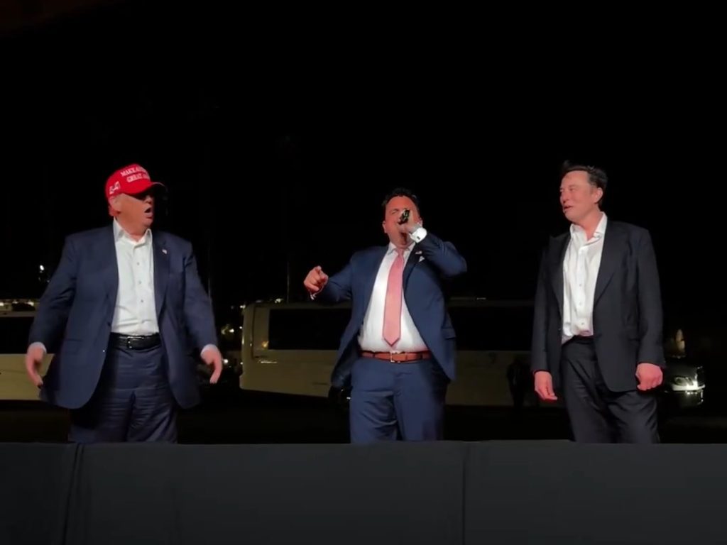 Trump canta "God bless America" con Musk ma Elon fa una gaffe imperdonabile