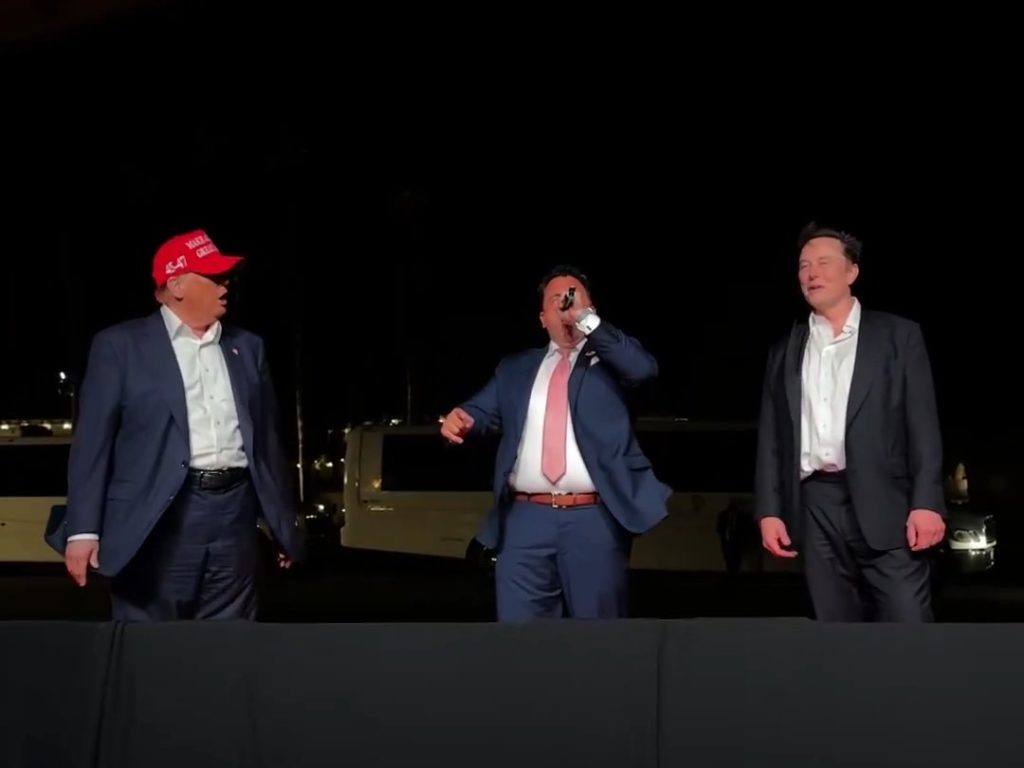 Trump canta "God bless America" con Musk ma Elon fa una gaffe imperdonabile