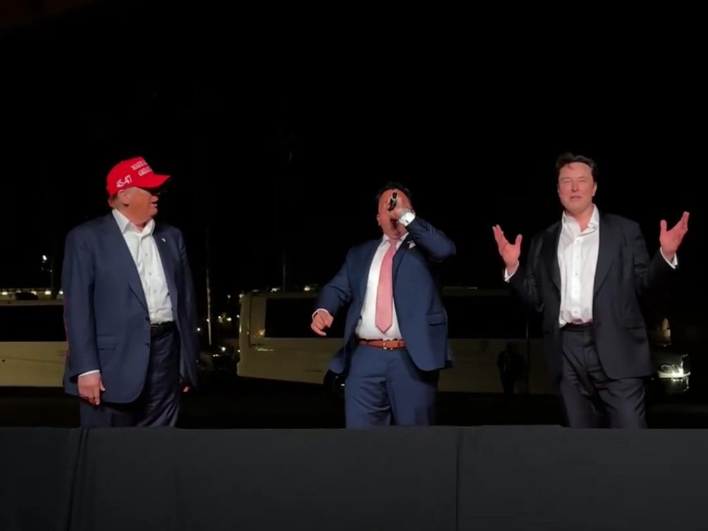 Trump canta "God bless America" con Musk ma Elon fa una gaffe imperdonabile