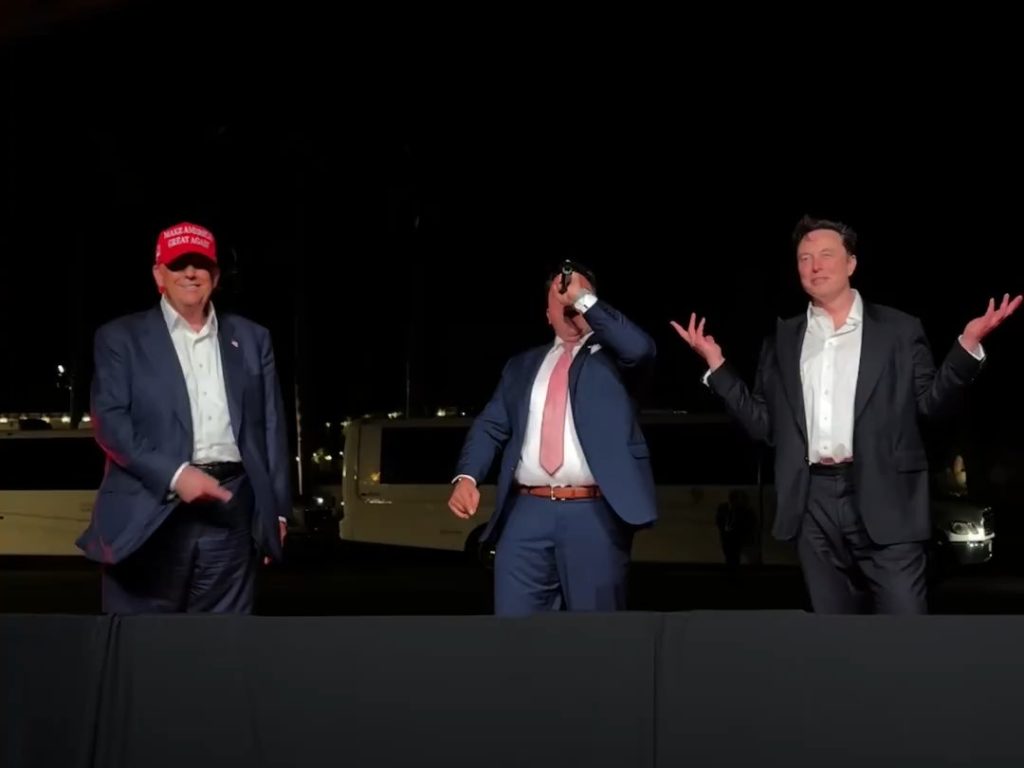 Trump canta "God bless America" con Musk ma Elon fa una gaffe imperdonabile