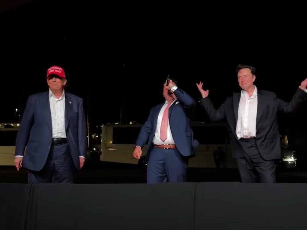 Trump canta "God bless America" con Musk ma Elon fa una gaffe imperdonabile