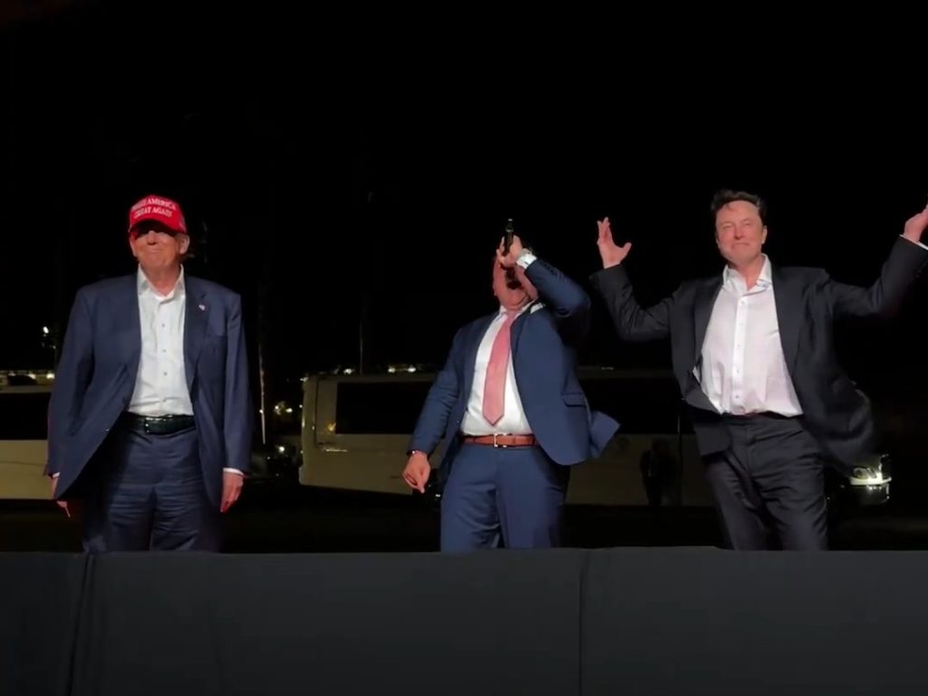 Trump canta "God bless America" con Musk ma Elon fa una gaffe imperdonabile