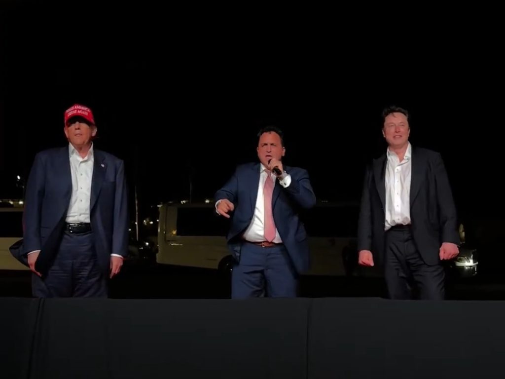 Trump canta "God bless America" con Musk ma Elon fa una gaffe imperdonabile