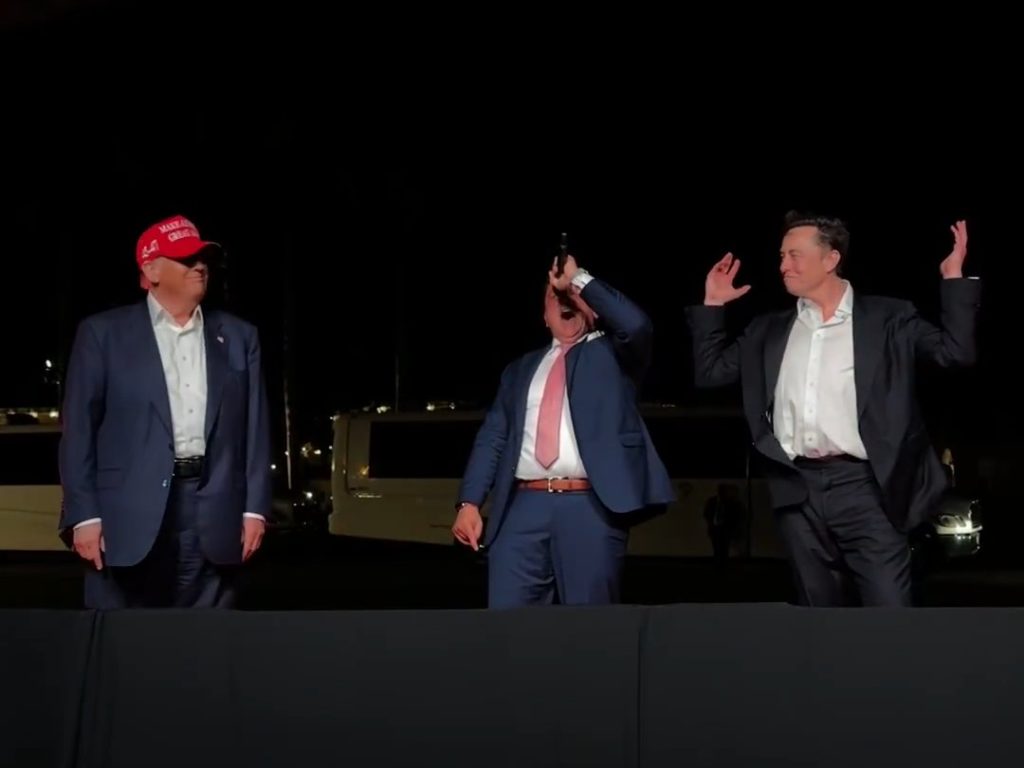 Trump canta "God bless America" con Musk ma Elon fa una gaffe imperdonabile