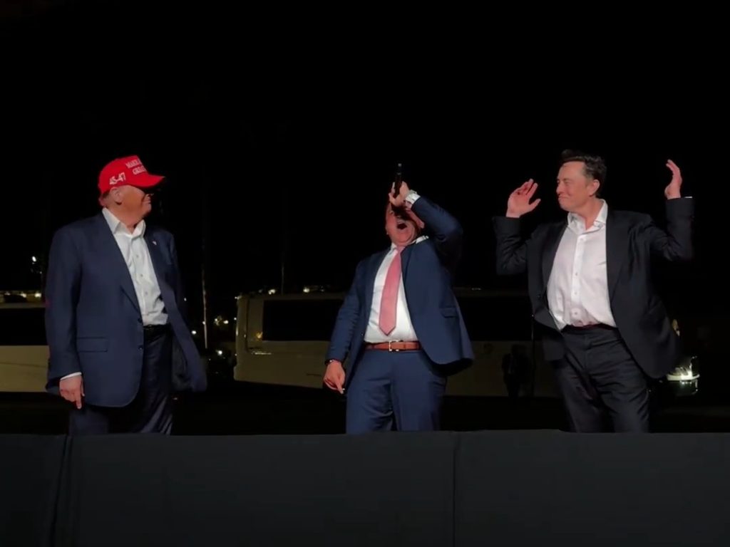 Trump canta "God bless America" con Musk ma Elon fa una gaffe imperdonabile